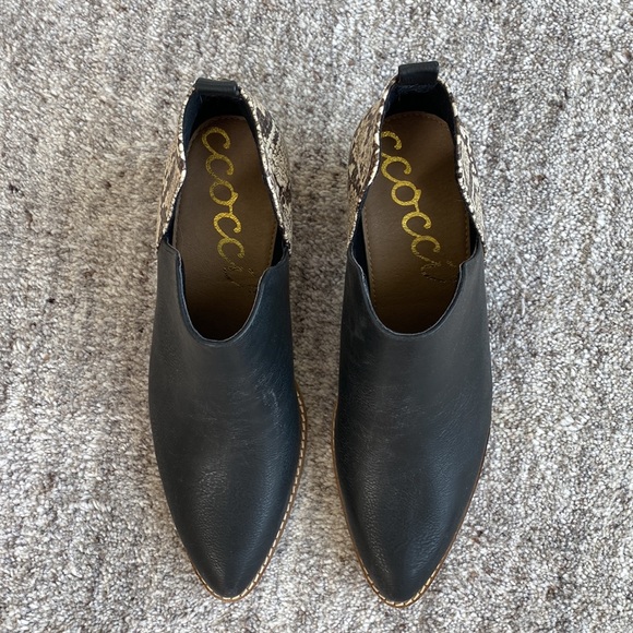 Ccoccii faux snakeskin/black booties size 8.5 - Picture 2 of 4